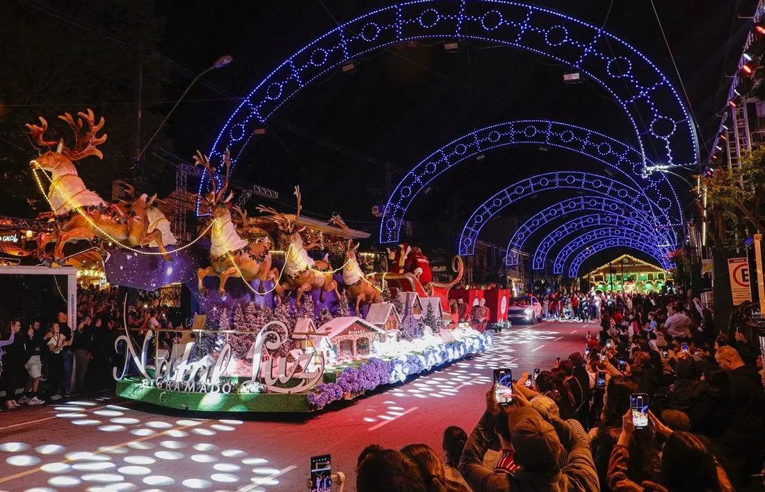 Desfile natalino em Gramado com decoração e público