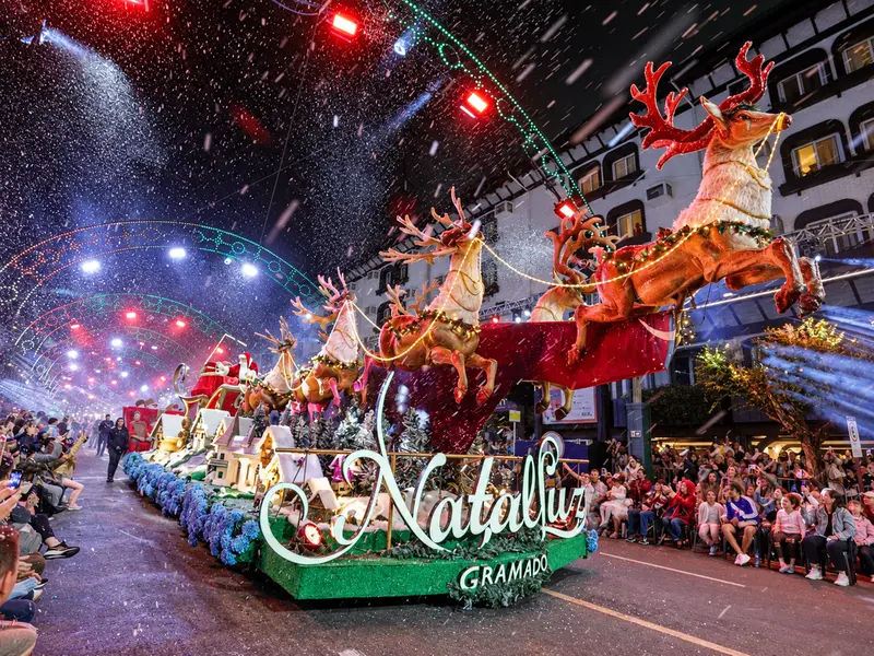 Carro alegórico do desfile do Natal Luz de Gramado, com trenó e renas iluminados