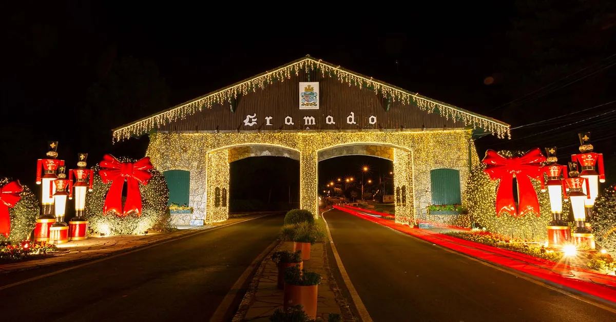 Pórtico de Gramado iluminado durante o período natalino