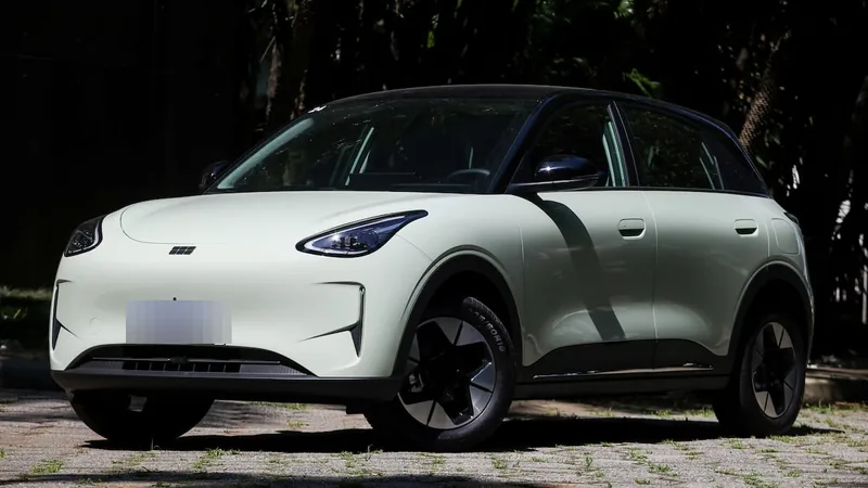 Geely EX2 verde claro da frota RotasSul Transfer para trajetos urbanos
