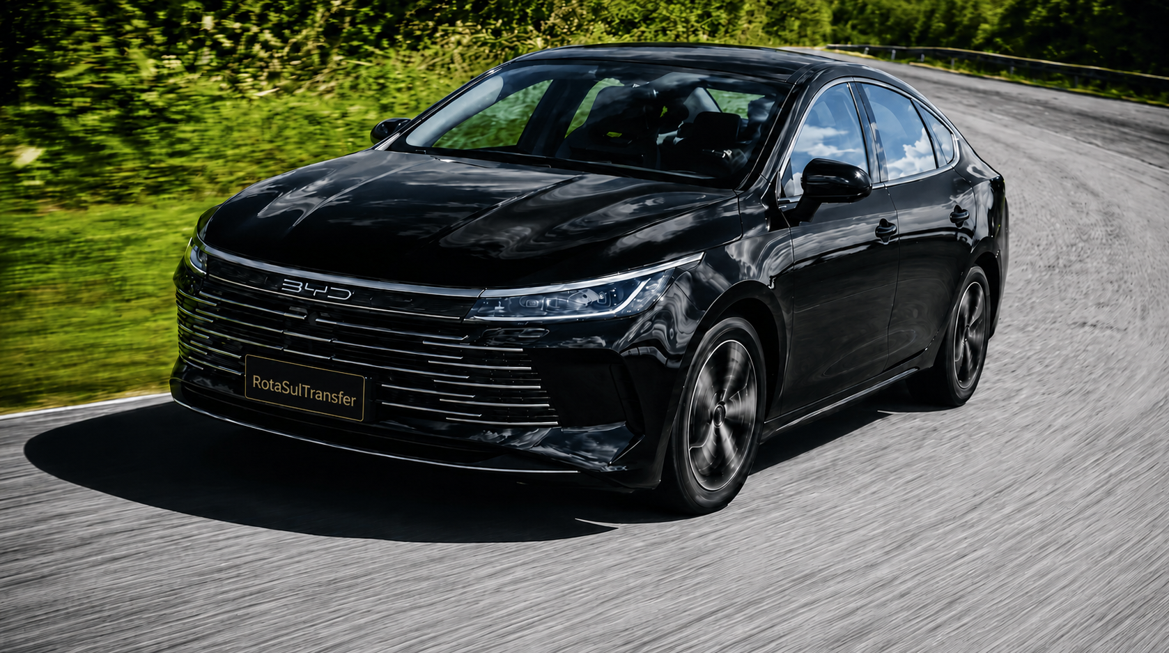 Sedan preto executivo da frota RotasSul Transfer em estrada